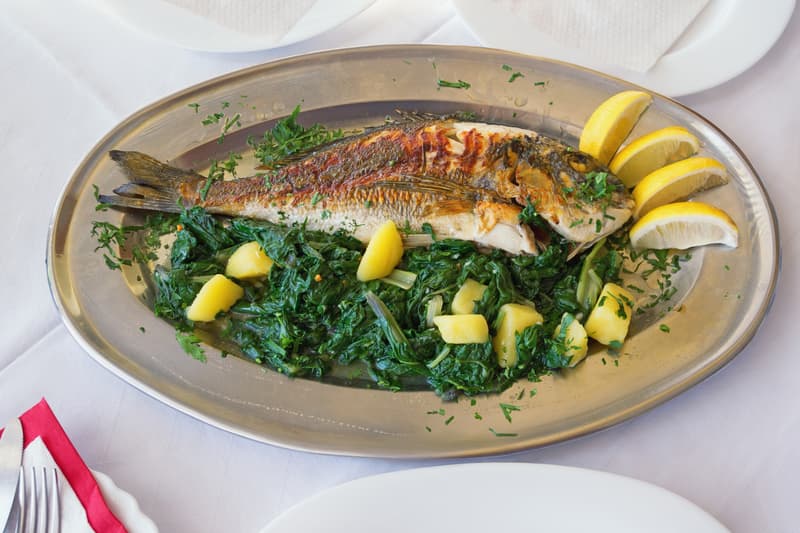 Pescado a la brasa en los restaurantes donde comer en Budva