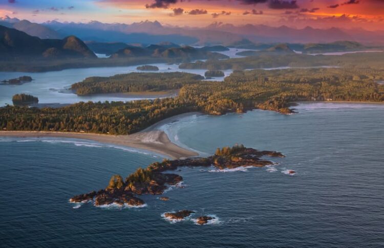 Vista aérea de las playas de Tofino en la guía de Canadá