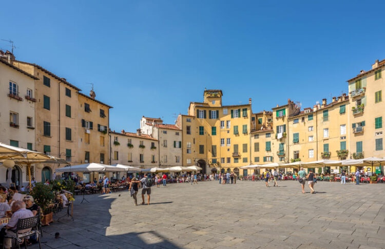 plaza anfiteatro lucca