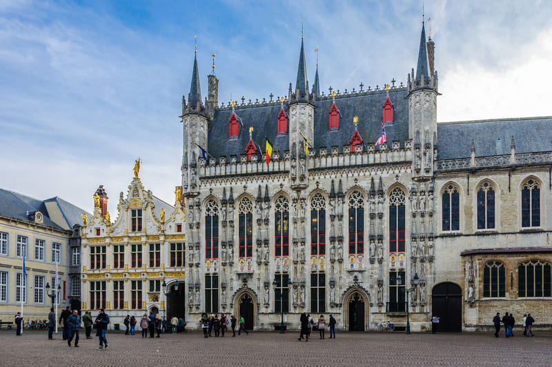 plaza burg brujas en un día