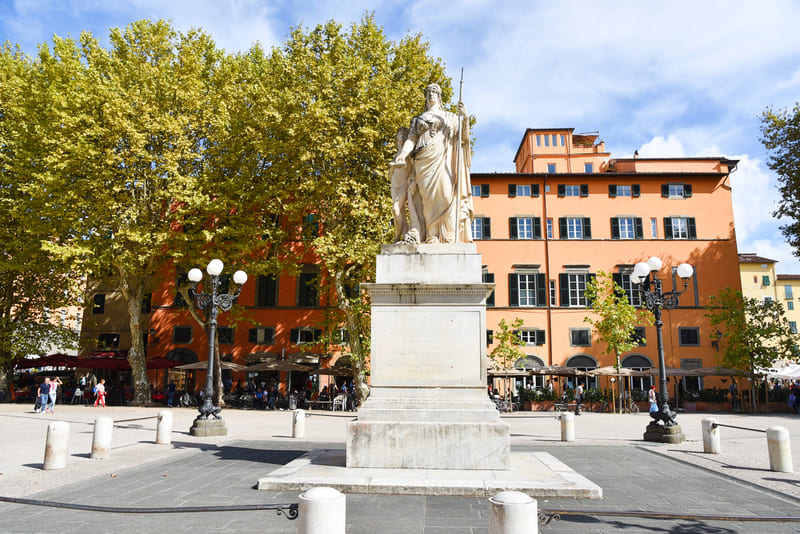 plaza napoleone lucca