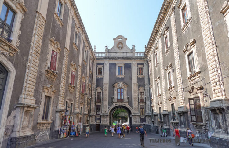 Porta Uzeda que visitar en catania