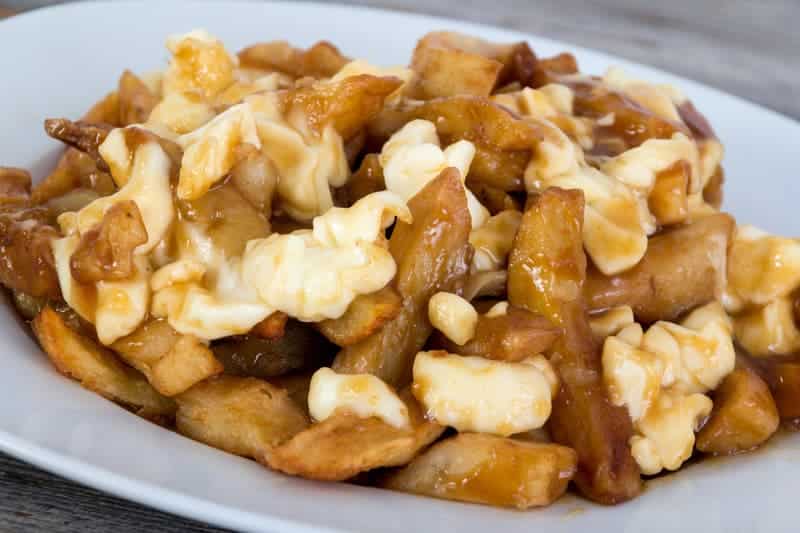 Poutine, uno de los platos que debes probar en los restaurantes donde comer en Quebec