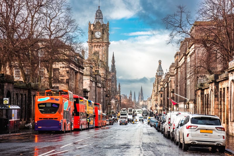 princess street edimburgo en un día