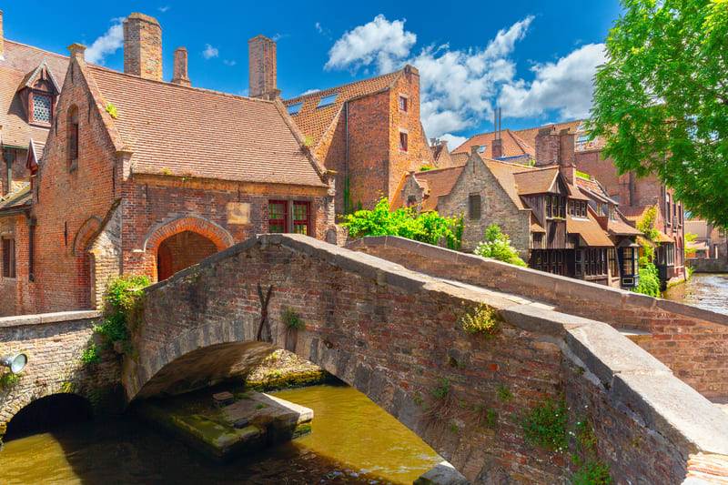 puente bonifacio brujas