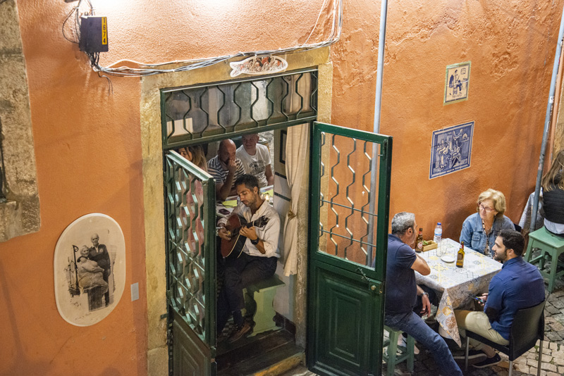 Ver un espectáculo de fado, algo que hacer en Alfama
