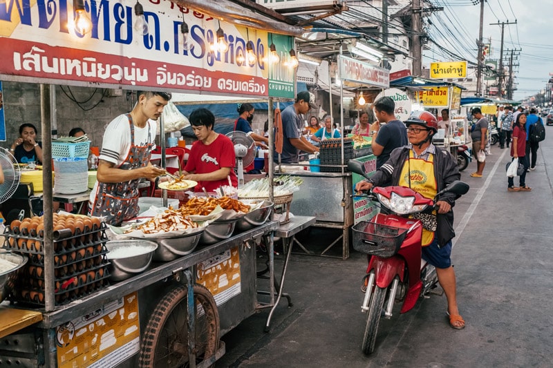 Puesto de Pad Thai en Bangkok