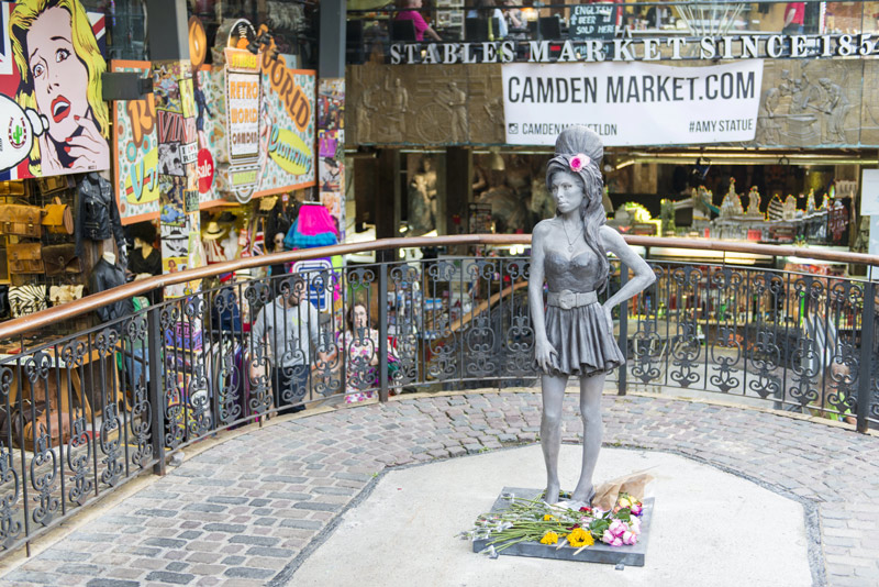 Estatua de Amy Winehouse en Camden Town