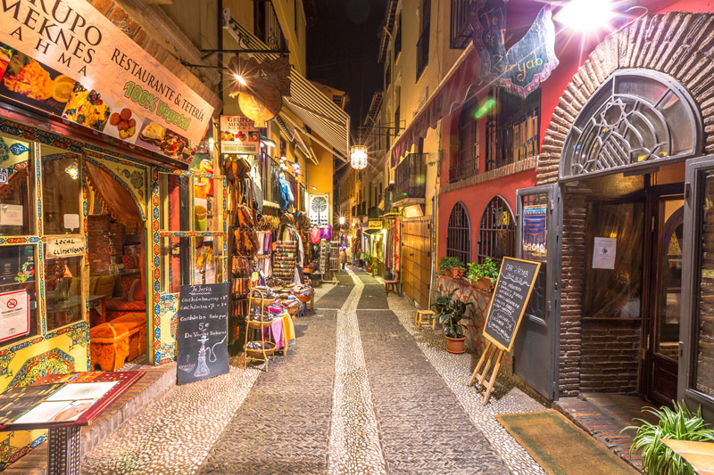Calle de las Teterías en el barrio del Albaicín en Granada