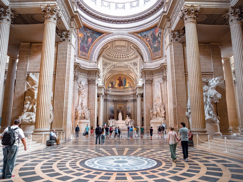 Interior del Panteón en el barrio Latino en París