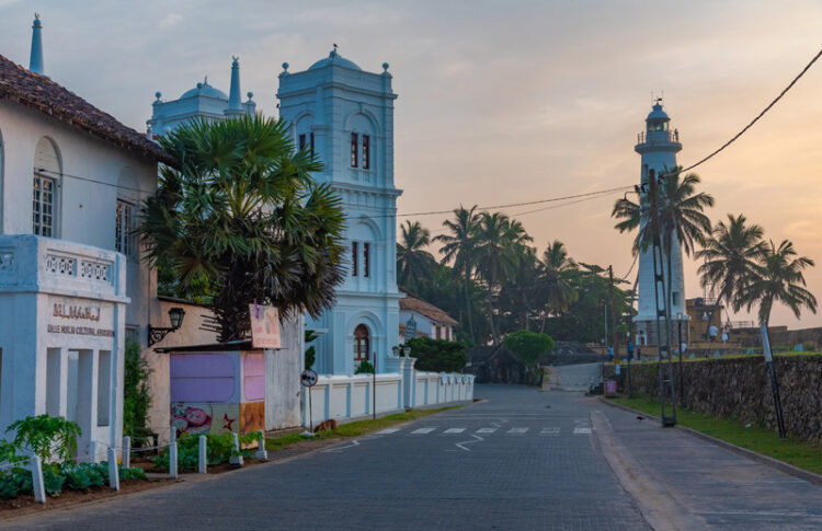 El faro de Galle y la Mezquita de Meeran en el Fuerte de Galle