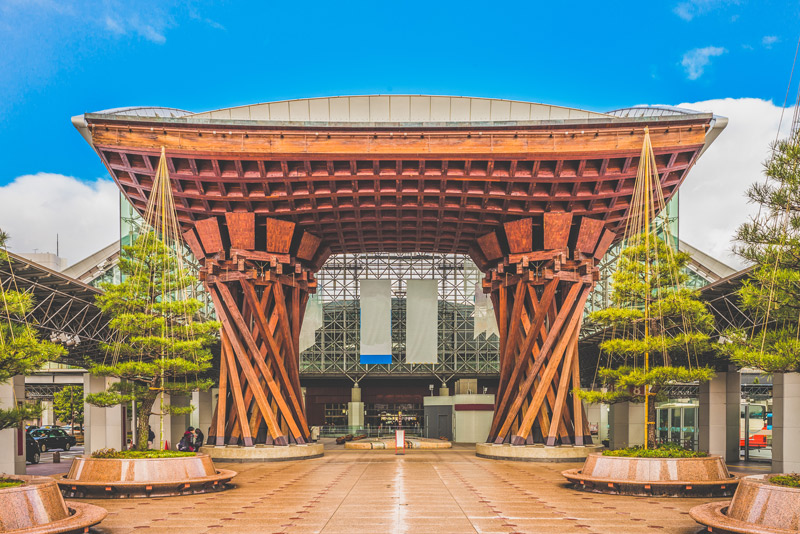 Tsuzumi-mon y la estación de Kanazawa