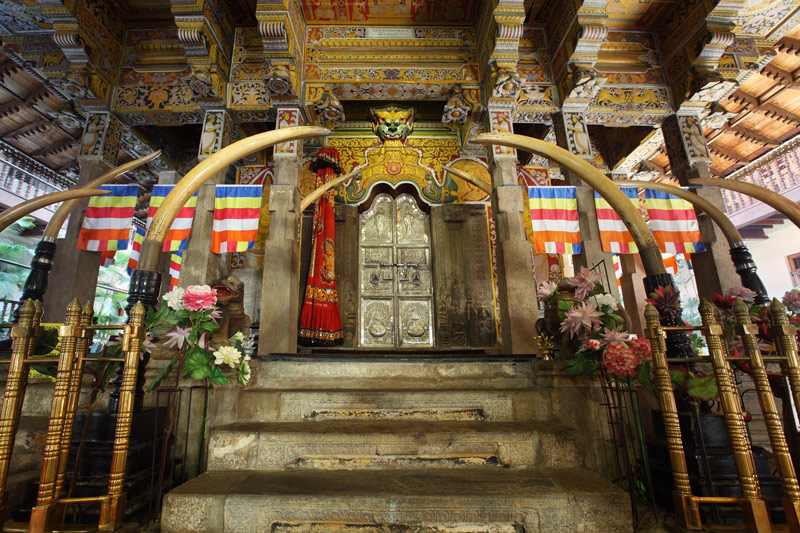 Interior del Templo del Diente de Buda