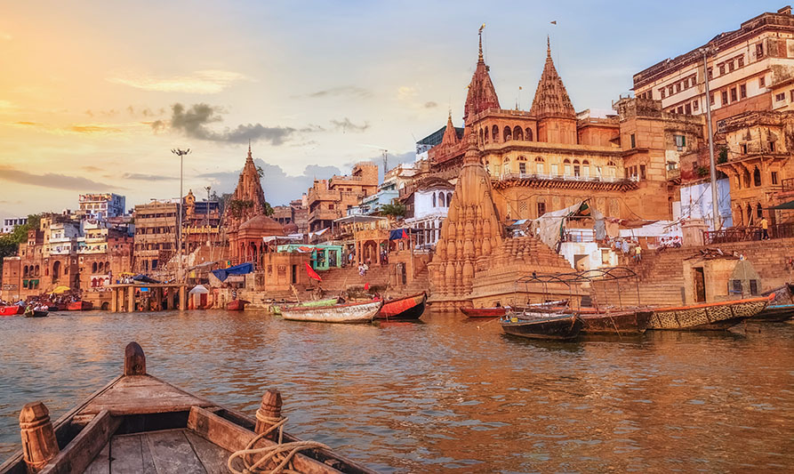 Dar un paseo en barca por el rรญo Ganges es un imprescindible que hacer en Benarรฉs