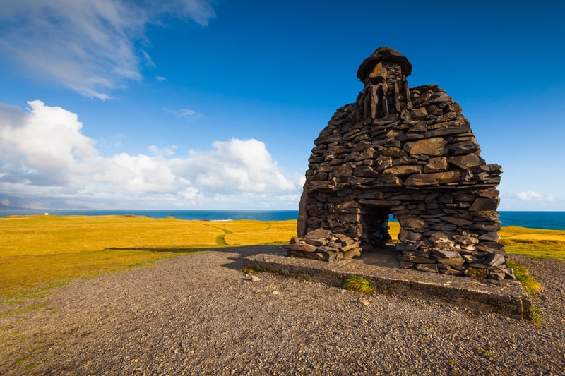 escultura de Bárdur en Arnastapi
