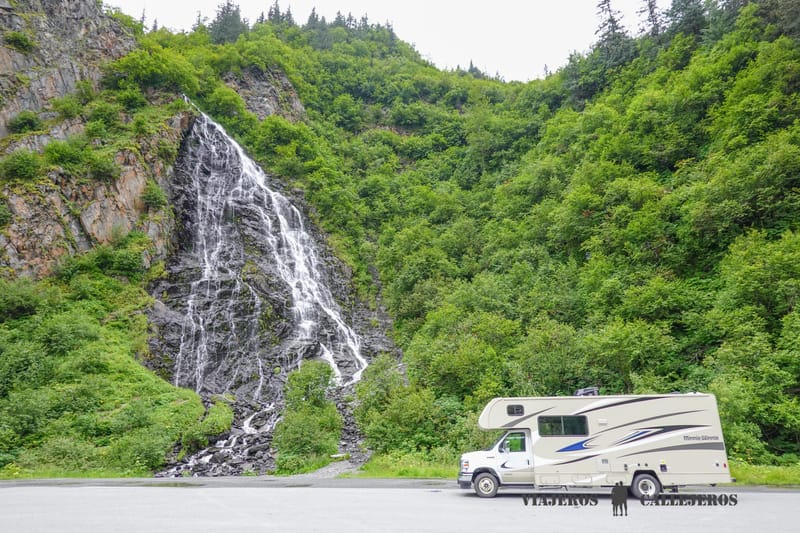 Keystone Canyon en una Ruta por Alaska en autocaravana