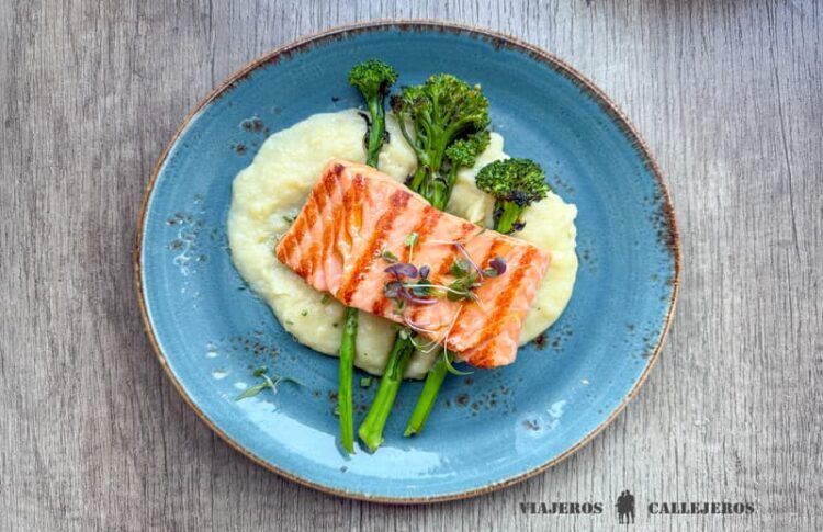 Salmón, uno de los platos que debes comer en los restaurantes al viajar a Noruega