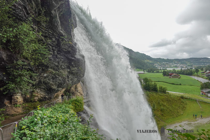 steinsdalsfossen que ver en los fiordos noruegos