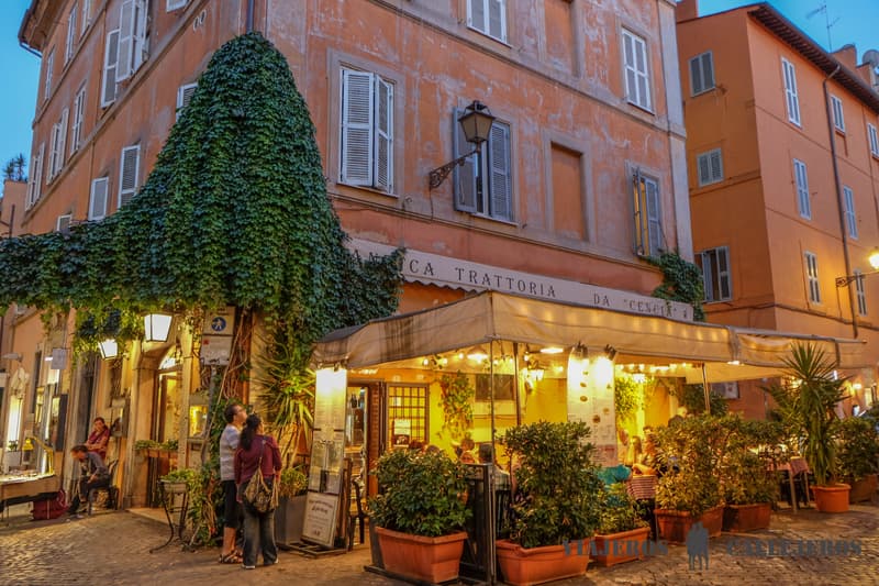 Trastevere por la noche en la ruta por Roma en 5 días