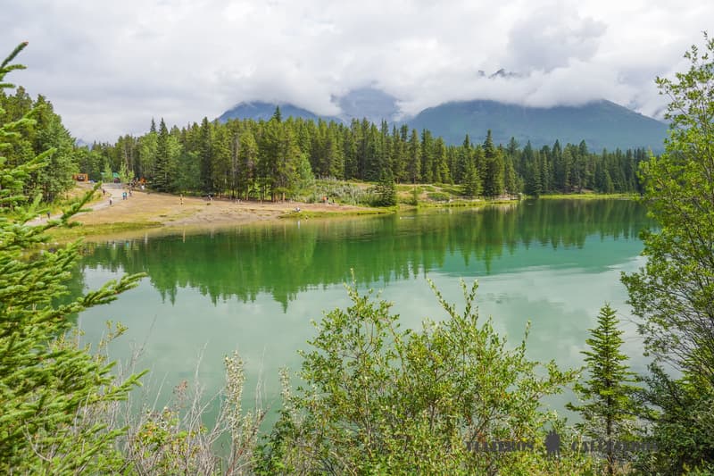 Two Jack Lake en la Minnewanka Loop