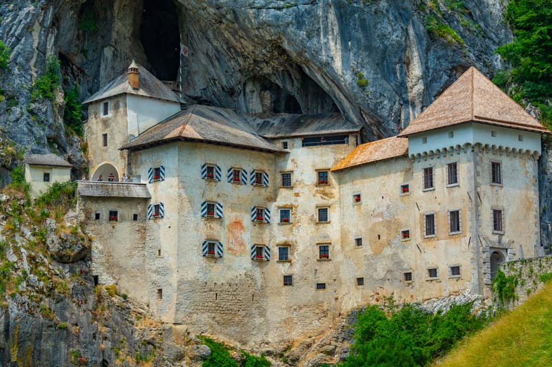 Castillo de Predjama en Eslovenia