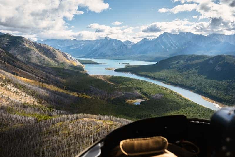 Vistas de las Rocosas desde un helicóptero