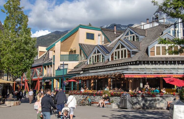 Pasear por el pueblo, una de las cosas que hacer en Whistler