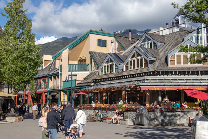 Pasear por el pueblo, una de las cosas que hacer en Whistler