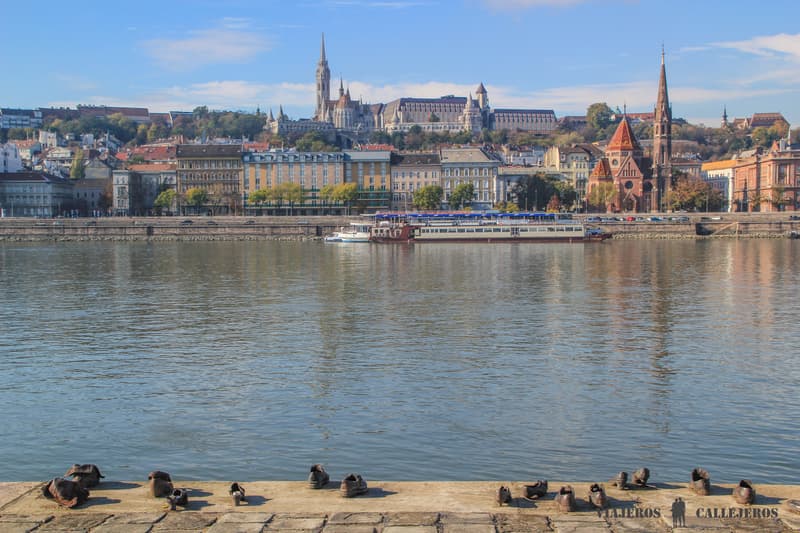 Zapatos en el Danubio en el Budapest en 3 días